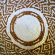 Load image into Gallery viewer, Cream/White Handmade Colombian Wayuu Bag
